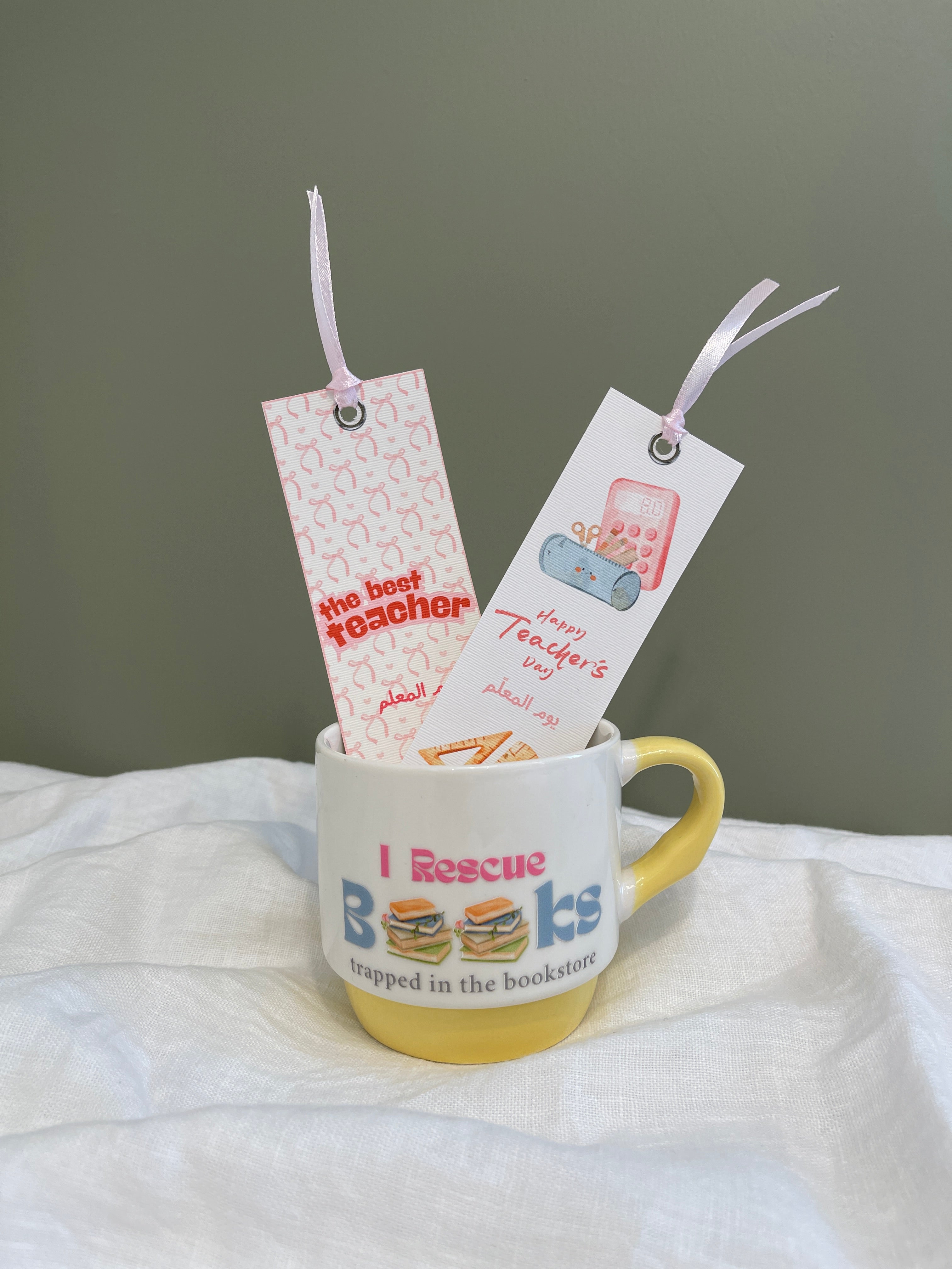 كوب يوم المعلم مع ٢ قواطع للكتب 🌸