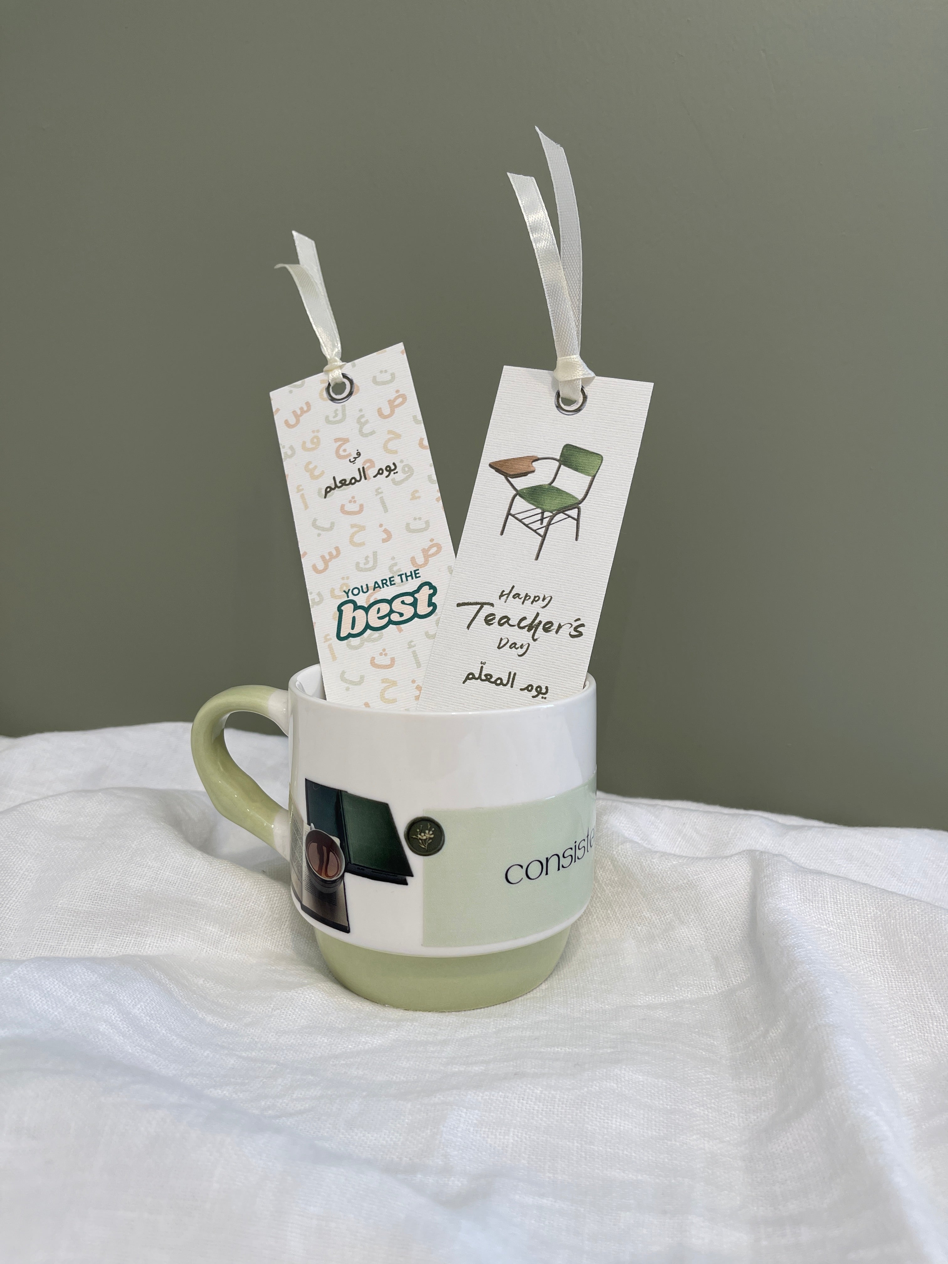 كوب يوم المعلم مع ٢ قواطع للكتب 🌸