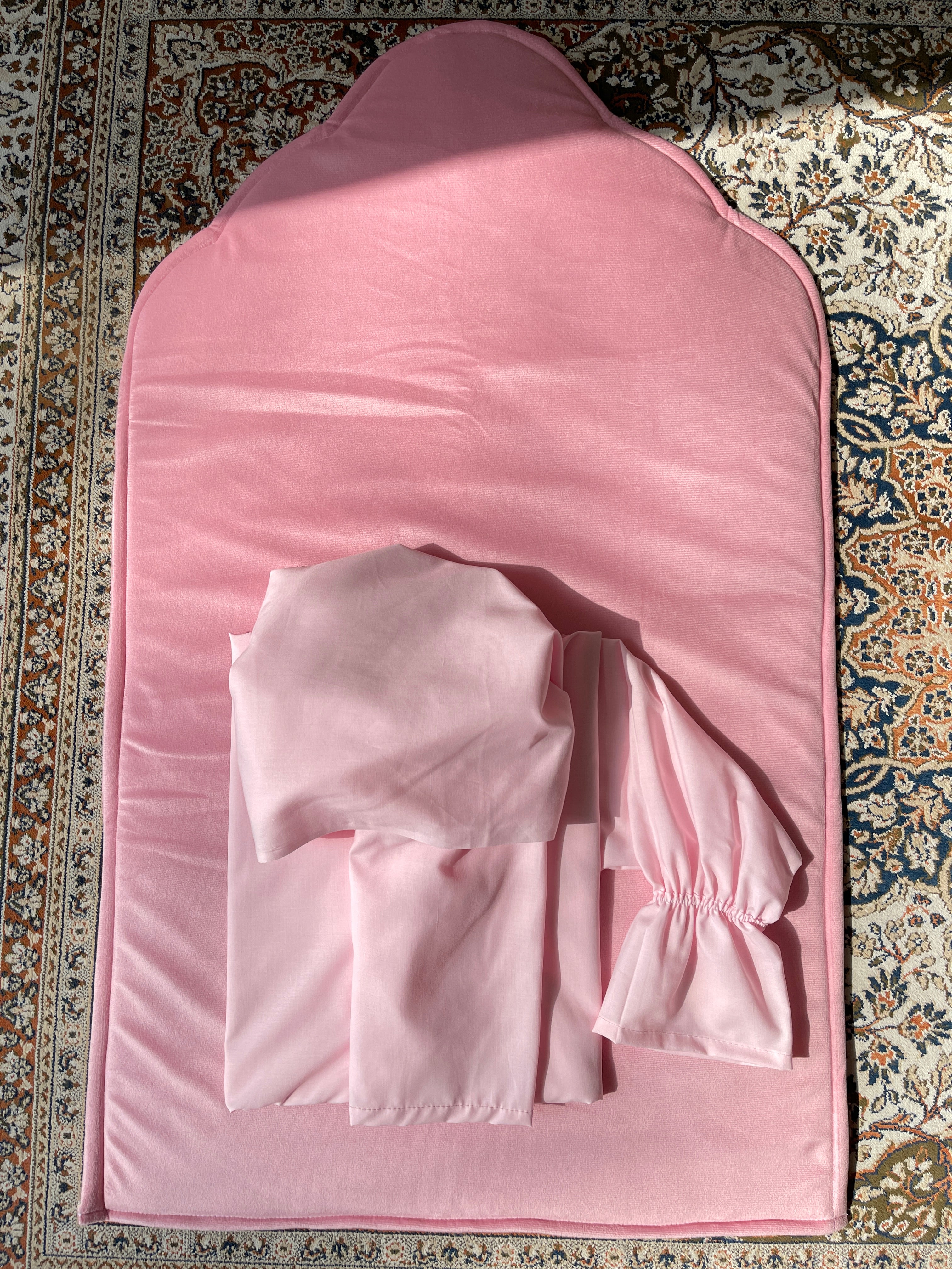 طقم الأطفال الوردي